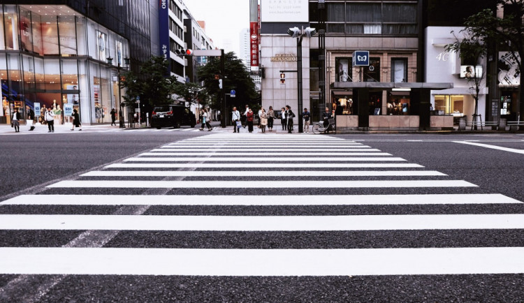 Otec zachránil své děti před srážkou s autem. To naštěstí nabouralo jen do odrážedla