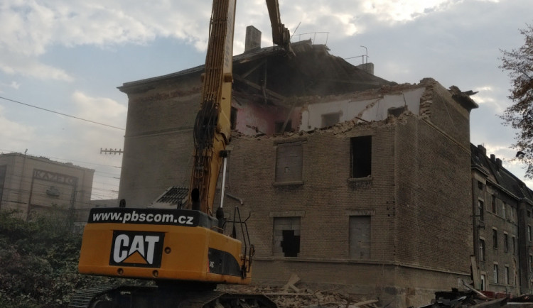 V Kojetínské ulici v Přerově začala demolice dalšího z vybydlených domů