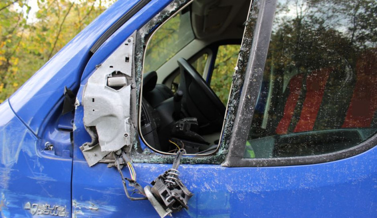 Řidič jel příliš rychle a poté co přejel do protisměru, naboural do náklaďáku