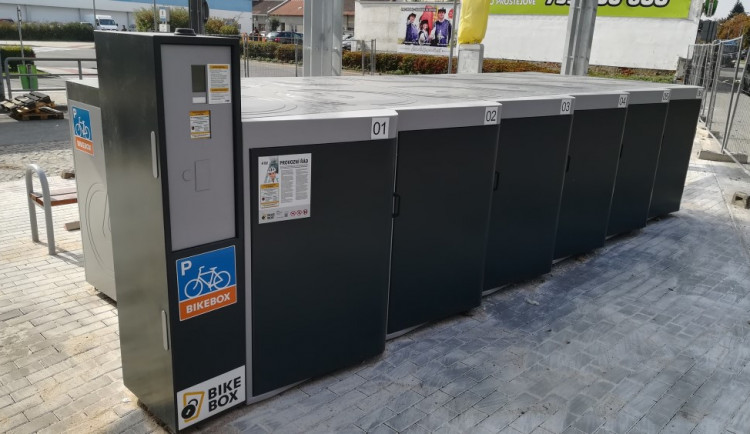 Na prostějovském nádraží budou fungovat cykloboxy. Kola si do nich schováte zdarma