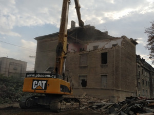 V Kojetínské ulici v Přerově začala demolice dalšího z vybydlených domů
