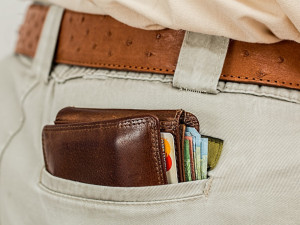 Muž přišel o peněženku s doklady, penězi a kreditkami, a to i přes to, že jí měl v kapse bundy, kterou měl oblečenou na sobě