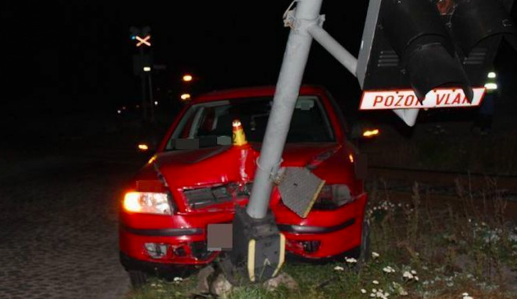 Řidička nezvládla ve vysoké rychlosti zatáčku a narazila se svým autem do signalizačního zařízení na přejezdu