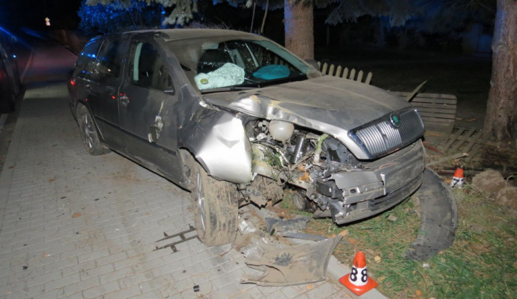 Noční rychlá jízda pro mladého, opilého řidiče skončila nehodou