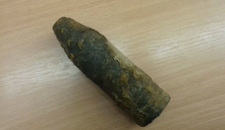Při kopání výkopu na dvorku domu byl nalezen granát z druhé světové války