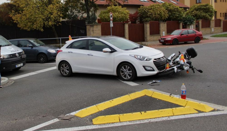 Řidička srazila sedmnáctiletou motocyklistku. Nedala jí přednost na kruhovém objezdu