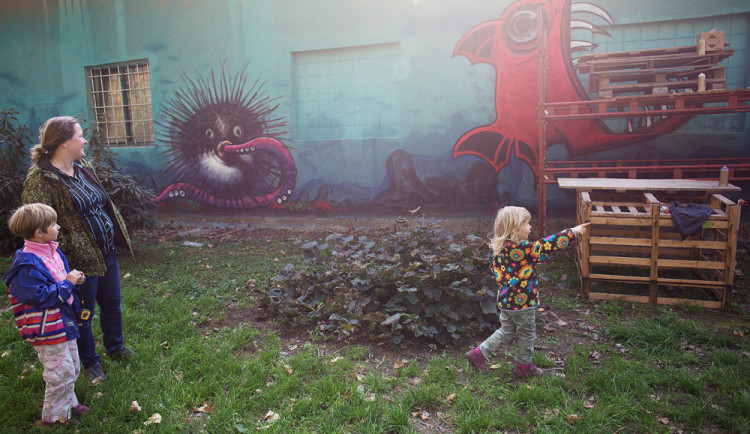 FOTO: Nevzhlednou zeď ve Smetanových sadech vyzdobili umělci motivy mořského světa