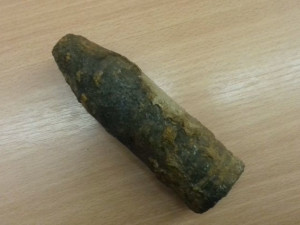 Při kopání výkopu na dvorku domu byl nalezen granát z druhé světové války