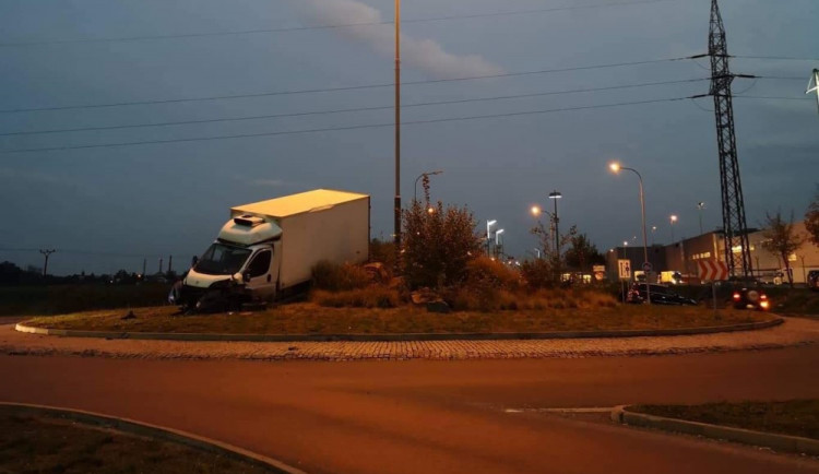 VIDEO: Řidič usnul za volantem. S dodávkou skončil uprostřed kruhového objezdu