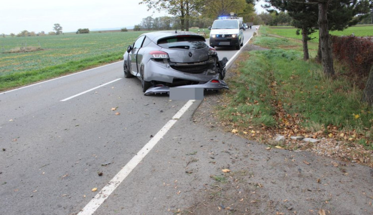 VIDEO: Řidič osobního auta narazil do radaru, byl opilý