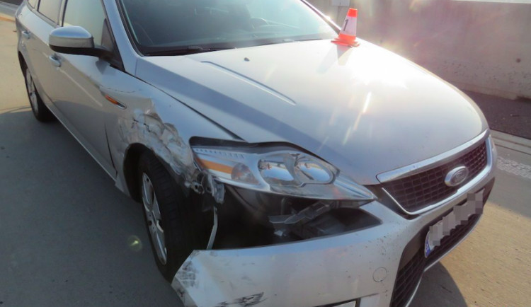 Policisté hledají svědky nehody na dálničním zúžení, kde vytlačilo nákladní auto osobák do směrových značek