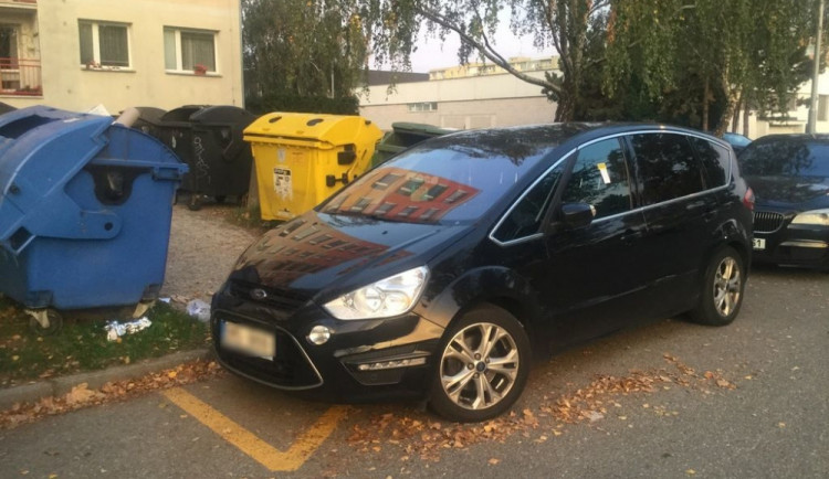 Auta komplikovala práci Technickým službám při svozu odpadu i blokovém čištění