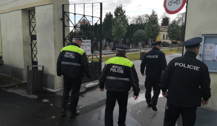 FOTO: Blíží se Dušičky, policie bude hlídat hřbitovy i silnice