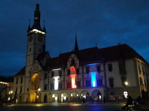 Na olomoucké radnici svítí česká trikolóra, o víkendu budovu rozsvítí videomapping