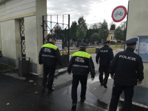 FOTO: Blíží se Dušičky, policie bude hlídat hřbitovy i silnice
