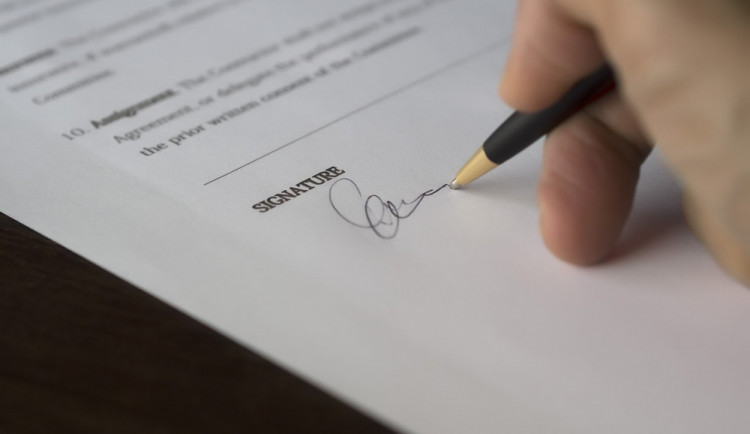 Chtěla si půjčit peníze, ale podvodník z ní vymámil kauci a peněz se nedočkala