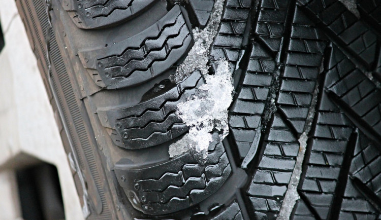 Blíží se listopad, policie varuje před kontrolami zimních pneumatik