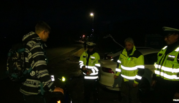 Později se rozednívá a dřív stmívá, policie dohlíží na viditelnost chodců