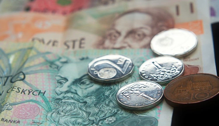 Zlodějka strhla muže na zem, stoupla mu na krk a okradla ho o peníze. S lupem se však nedostala daleko