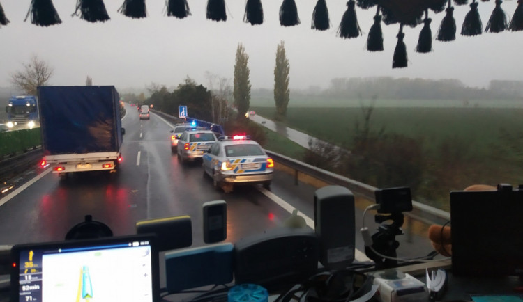 AKTUÁLNĚ: Nehoda čtyř aut mezi Olomoucí a Prostějovem komplikuje provoz na dálnici