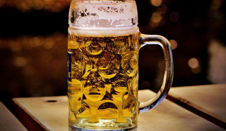 Muž si dal šest piv a sedl za volant, přišel o řidičák