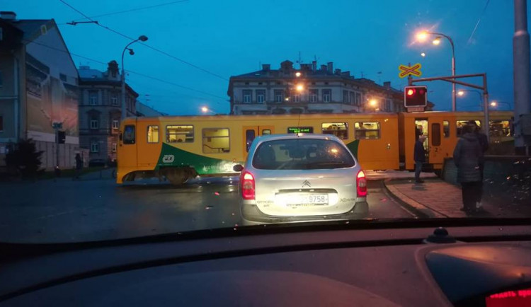 Na přejezdu u zastávky Olomouc město se střetlo auto s vlakem. Řidič Toyoty z místa nehody ujel