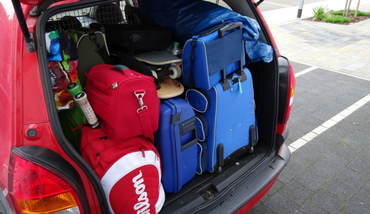 Zloděj u hřbitova vykradl auto během chvilky způsobil škodu za více než 17 tisíc korun