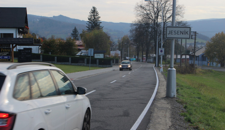 FOTO: V Jeseníků dostaly za poslední dva měsíce hned tři komunikace nový asfaltový povrch