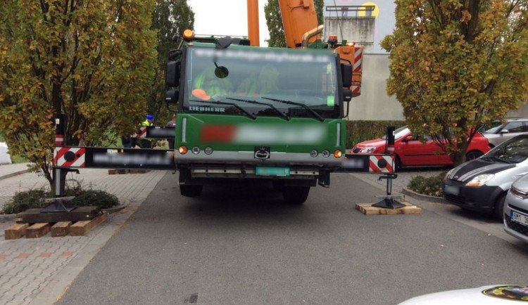 Autojeřáb blokoval silnici v Zelené ulici, stál tam bez povolení