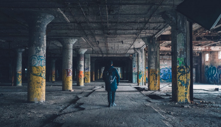 Vandal posprejoval dvě budovy a lávku, způsobil tak škodu za tři tisíce korun