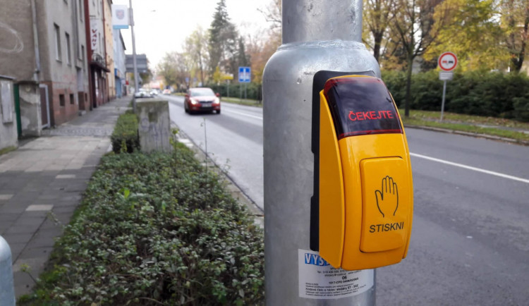 Tlačítka na přechodech rozhodně mačkejte. Ač se to nezdá, pomohou vám rychleji přejít cestu