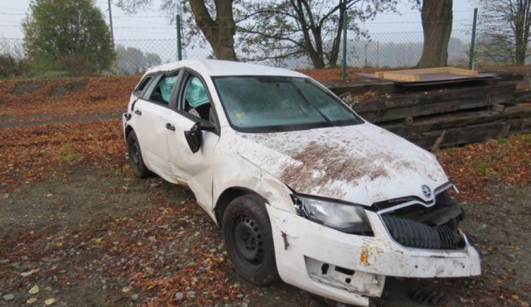 Řidič dostal smyk a s autem spadl ze srázu. Škoda na autě je za čtyři sta tisíc