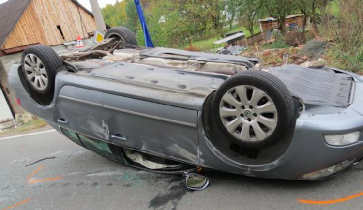 Řidička narazila se svým Superbem do kamenné zídky, urvala kolo a auto přetočila na střechu