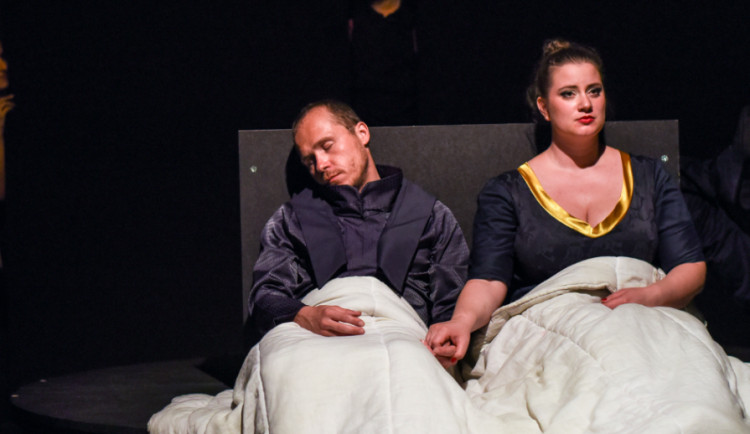 Zájemci o Divadlo Tramtarie mají vzácnou příležitost, lístky na páteční a sobotní Annu Kareninu ještě jsou