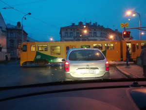 Na přejezdu u zastávky Olomouc město se střetlo auto s vlakem. Řidič Toyoty z místa nehody ujel