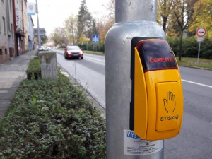 Tlačítka na přechodech rozhodně mačkejte. Ač se to nezdá, pomohou vám rychleji přejít cestu