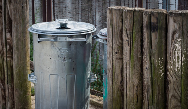 Žena nahlásila napadení svého přítele, protože slyšela hluk. Muž jen vynášel odpadky