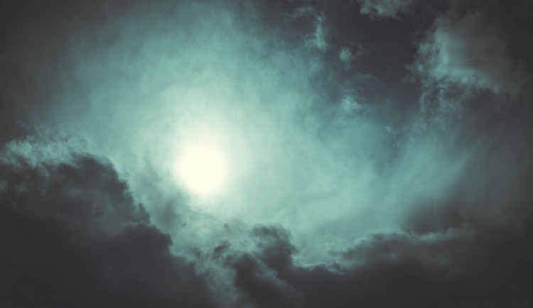 POČASÍ NA PÁTEK: Ráno zataženo a déšť, vítr bude slábnout