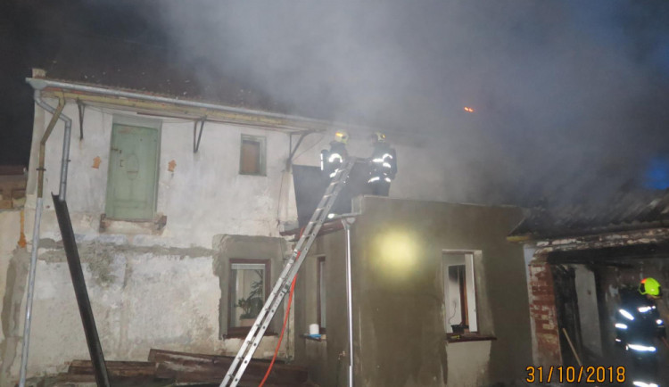 Nad ránem hořel rodinný dům i s přístavbou, vznikla škoda za 1,5 milionu korun