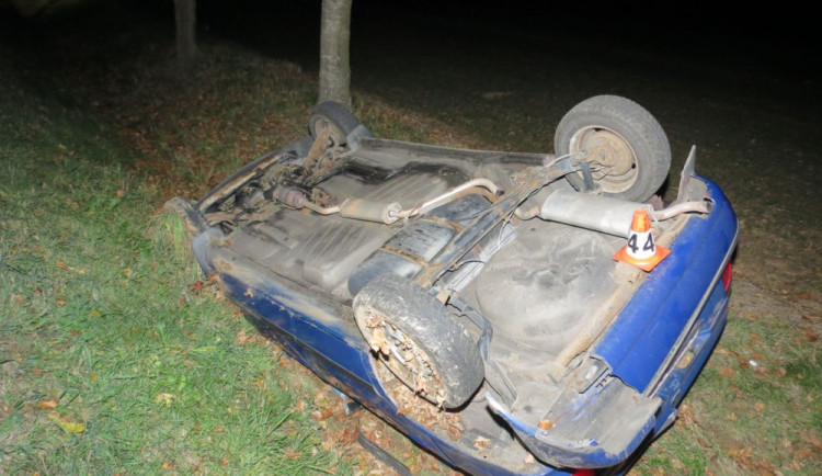 Řidič se během jízdy ohlédl dozadu na spolucestující a naboural do stromu