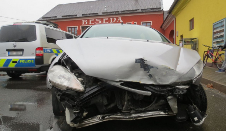 Mladá řidička dostala smyk a nabourala do prodejny potravin, vznikla škoda za 50 tisíc korun