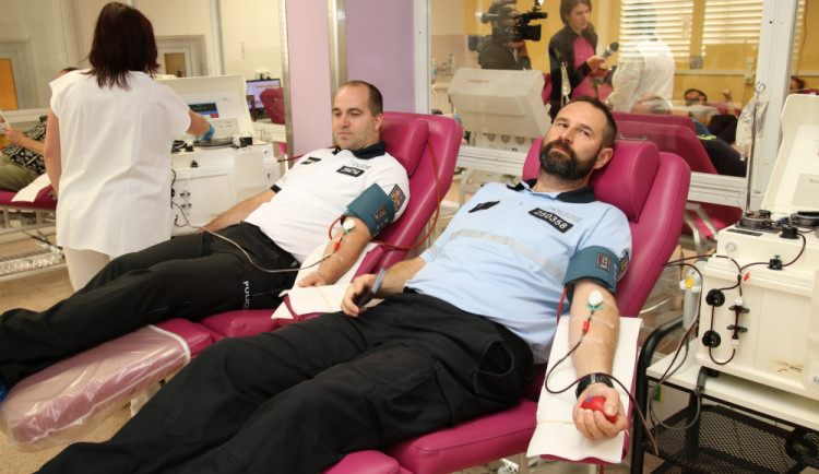 Policisté byli hromadně darovat krev v olomoucké Fakultní nemocnici
