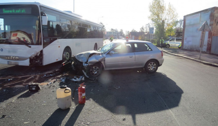 Senior byl oslněn sluncem a nedal autobusu přednost, u nehody zasahovali i hasiči