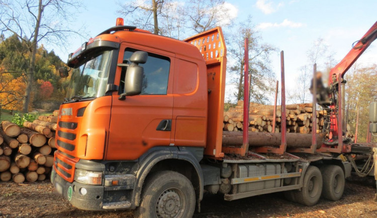 Náklaďák naložený kládami zavadil o elektrické vedení a telefonní kabel, který přetrhl