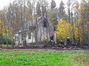 AKTUÁLNĚ: Hasiči zasahují u požáru rodinného domu, asistují jim i polští kolegové