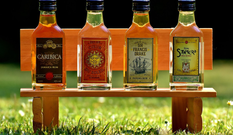 Žena ukradla lahve rumu a sladkosti. Zjistilo se, že po ní pátrá státní policie