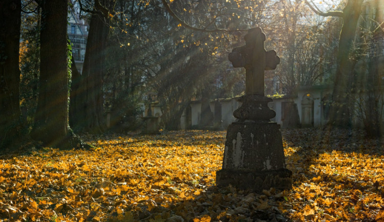Parkoviště před hřbitovy lákají v tomto čase zloděje, během chvilky napáchají velké škody