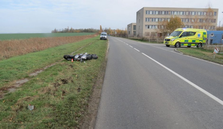 Řidič auta vytlačil předjíždějícího motorkáře ze silnice a z místa nehody ujel. Motorkář se zranil