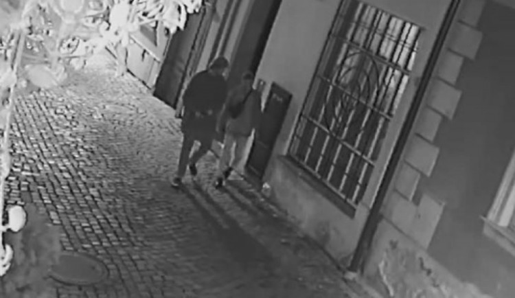 VIDEO: Policie pátrá po mladících, kteří poškodili dveře v Šemberově ulici