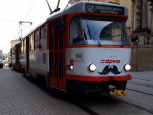 VIDEO: Autobusy a tramvaj v Olomouci mají kníry. Upozorňují na mužské zdraví